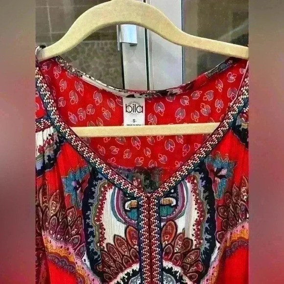 Bright and colorful summer sleeveless top with ruffle at bottom. Size S. - Picture 2 of 4